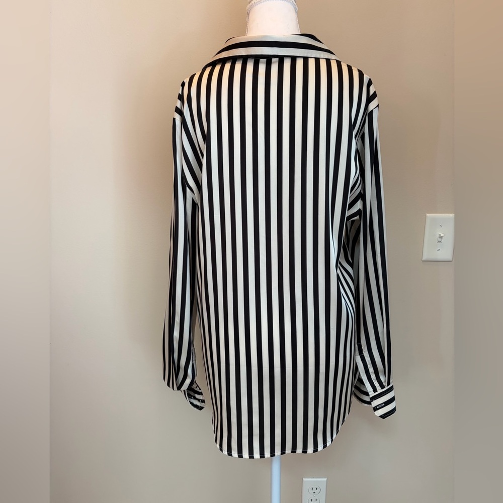 #458 Women's Black & White Vertical Stripe Button-Down Shirt. Size L - Picture 6 of 8